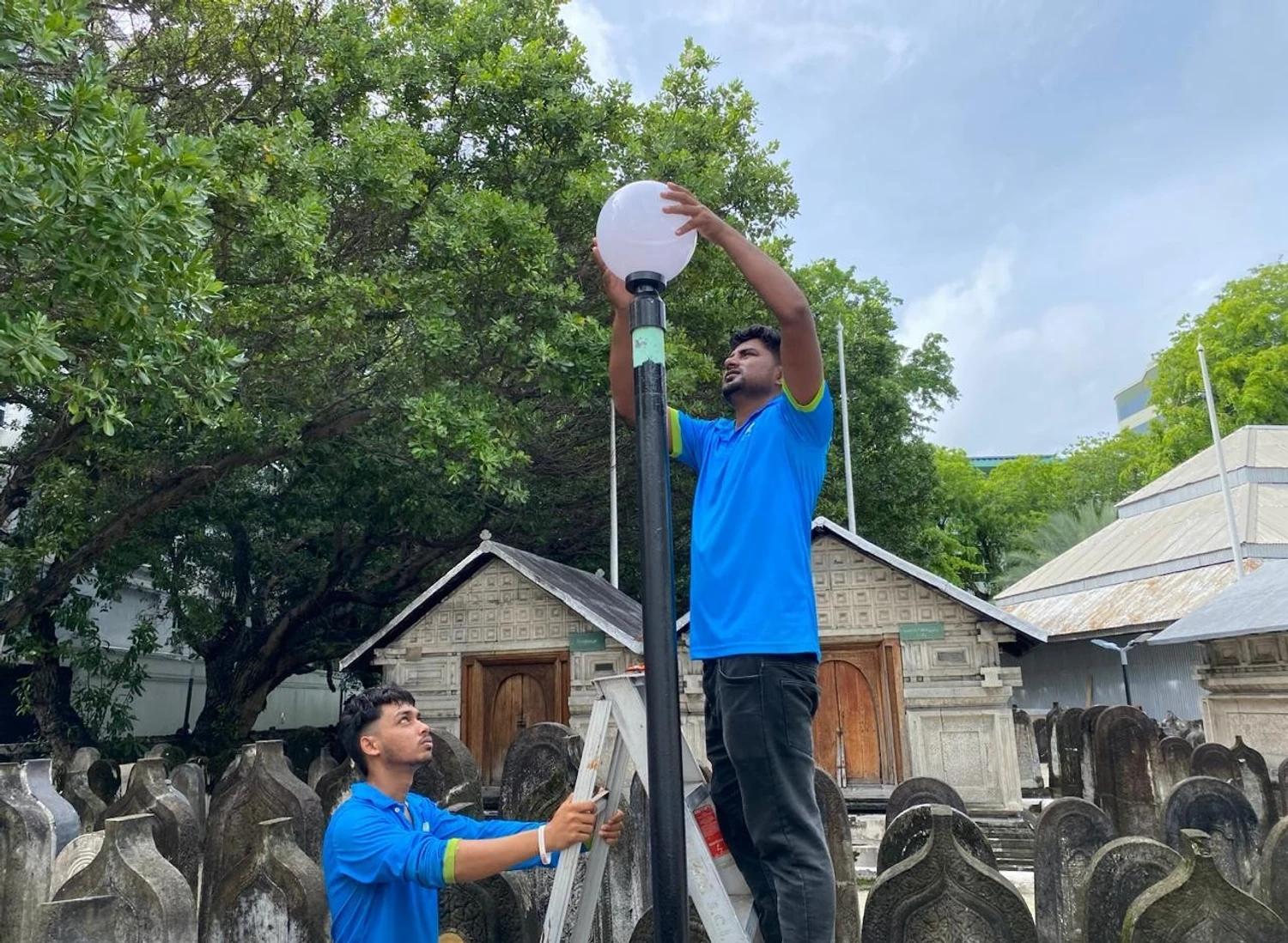 މާލޭ ހުކުރު މިސްކިތުގެ ގޯތި ތެރޭގައި ހަލާކުވެފައި ހުރި ބޮކިތައް ބަދަލުކޮށްފި