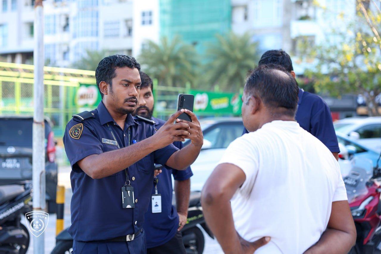 ގަވާއިދާ ހިލާފަށް އުޅޭ ބިދޭސީން ދެނެގަތުމުގެ އޮޕަރޭޝަން: 52 ބިދޭސީއަކު ބަލާފާސްކޮށް އެކަކު ހައްޔަރަށް!