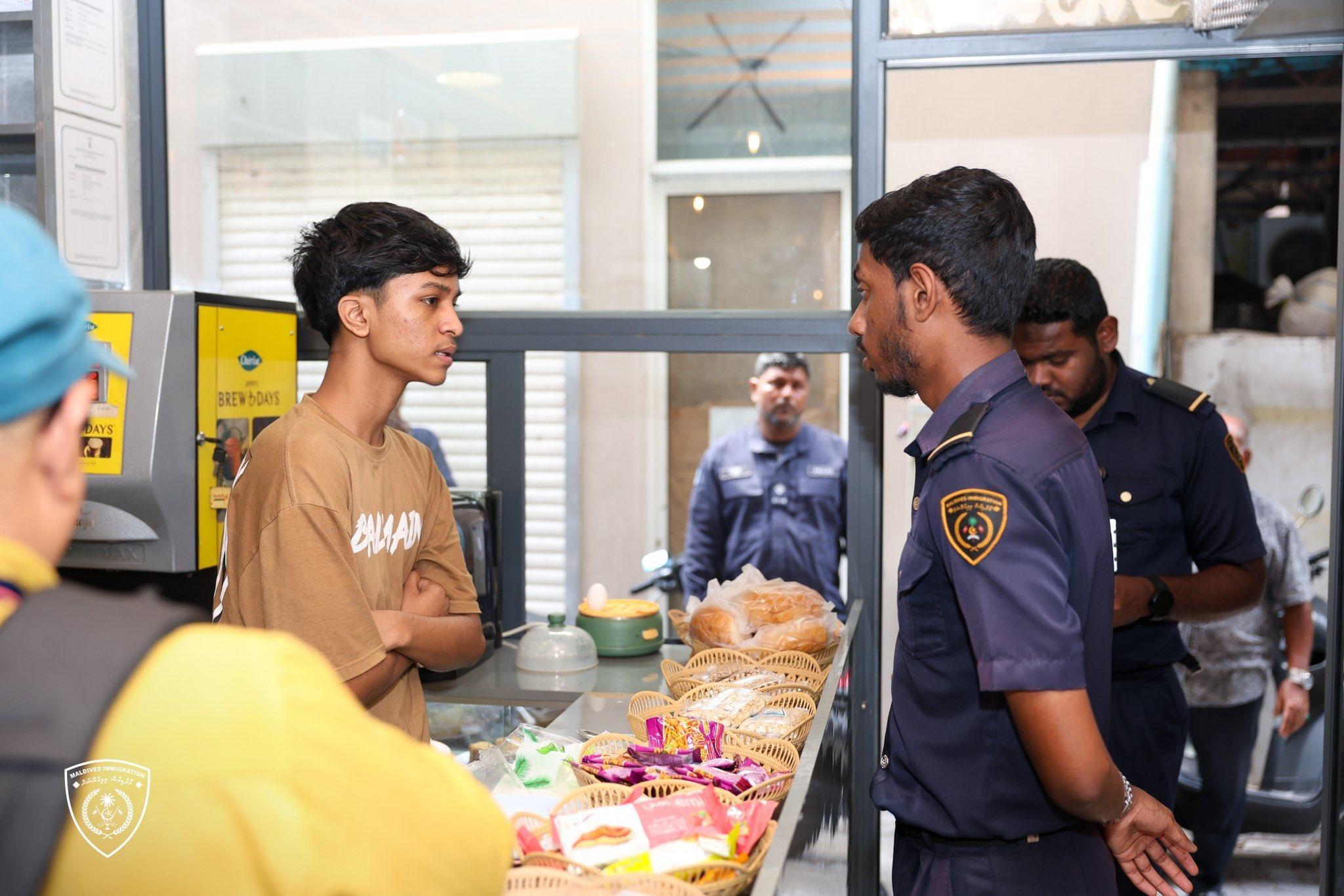 ބިދޭސީން ގަވާއިދާ ހިލާފަށް ހިންގާ ކެފޭ/ޓޭކްއަވޭތަކަށް އަމާޒުކޮށްގެން ރެއިޑް އޮޕަރޭޝަނެއް، އެއް ބިދޭސީއަކު ހައްޔަރަށް!