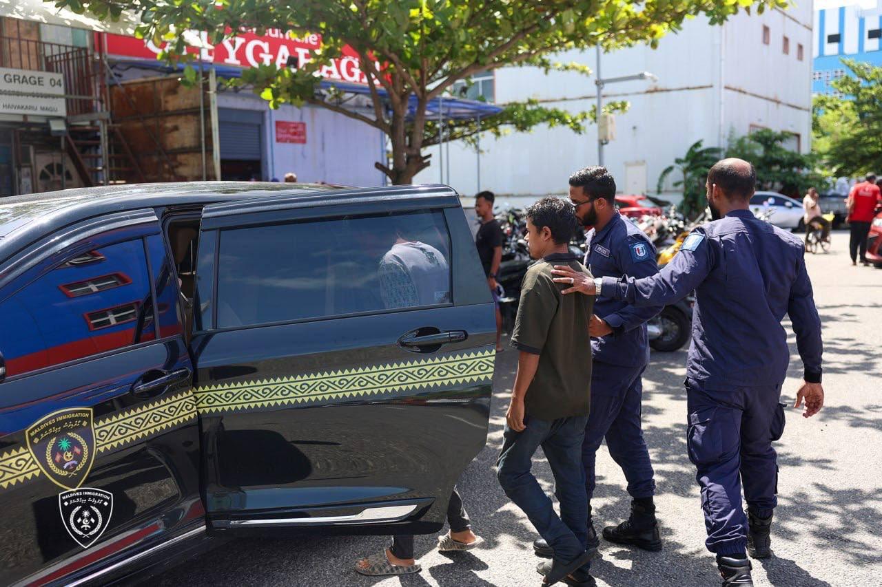 ހުޅުމާލޭ ގަރާޖެއް ފާސްކޮށް، ގަވާއިދާ ޚިލާފަށް އުޅުނު 12 ބިދޭސީއަކު އިމިގްރޭޝަންގެ ބެލުމުގެ ދަށަށް!