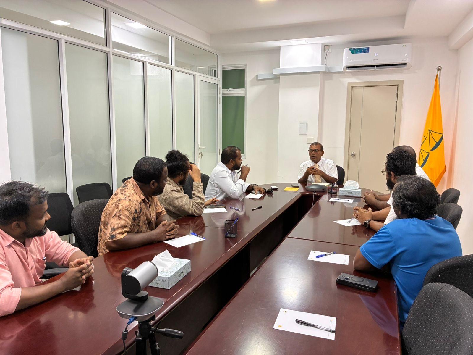 ޓެކްސީ ޑްރައިވަރުންގެ ކަންބޮޑުވުންތަކާއެކު އެމްޑީޕީން ޙައްލަކަށް ގޮވާލަނީ!