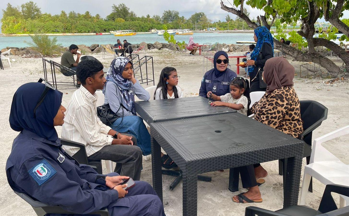“ފުލުހުންނާ އެއްކޮށް ކޮފީއަށް” މި ނަމުގައި އައްޑޫ ސިޓީ ގަން ޕޮލިހުން ހާއްސަ ހަރަކާތެއް ކުރިއަށް ގެންގޮސްފި