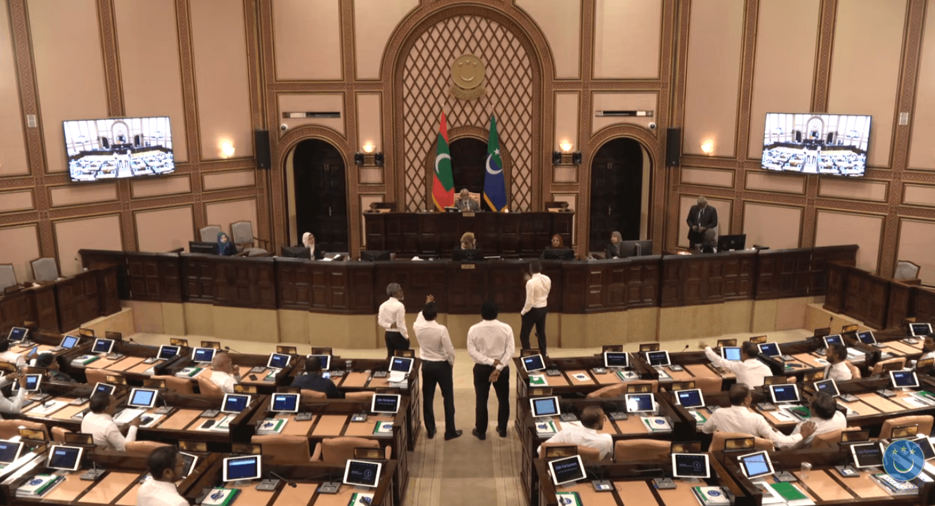 ޕީޖީ ލީޑަރު ނާޒިލް ހިމެނޭހެން އެމްޑީޕީގެ 9 މެންބަރެއްގެ ނަން އިއްވައި ތަޅުމުން ބޭރުކޮށްފި