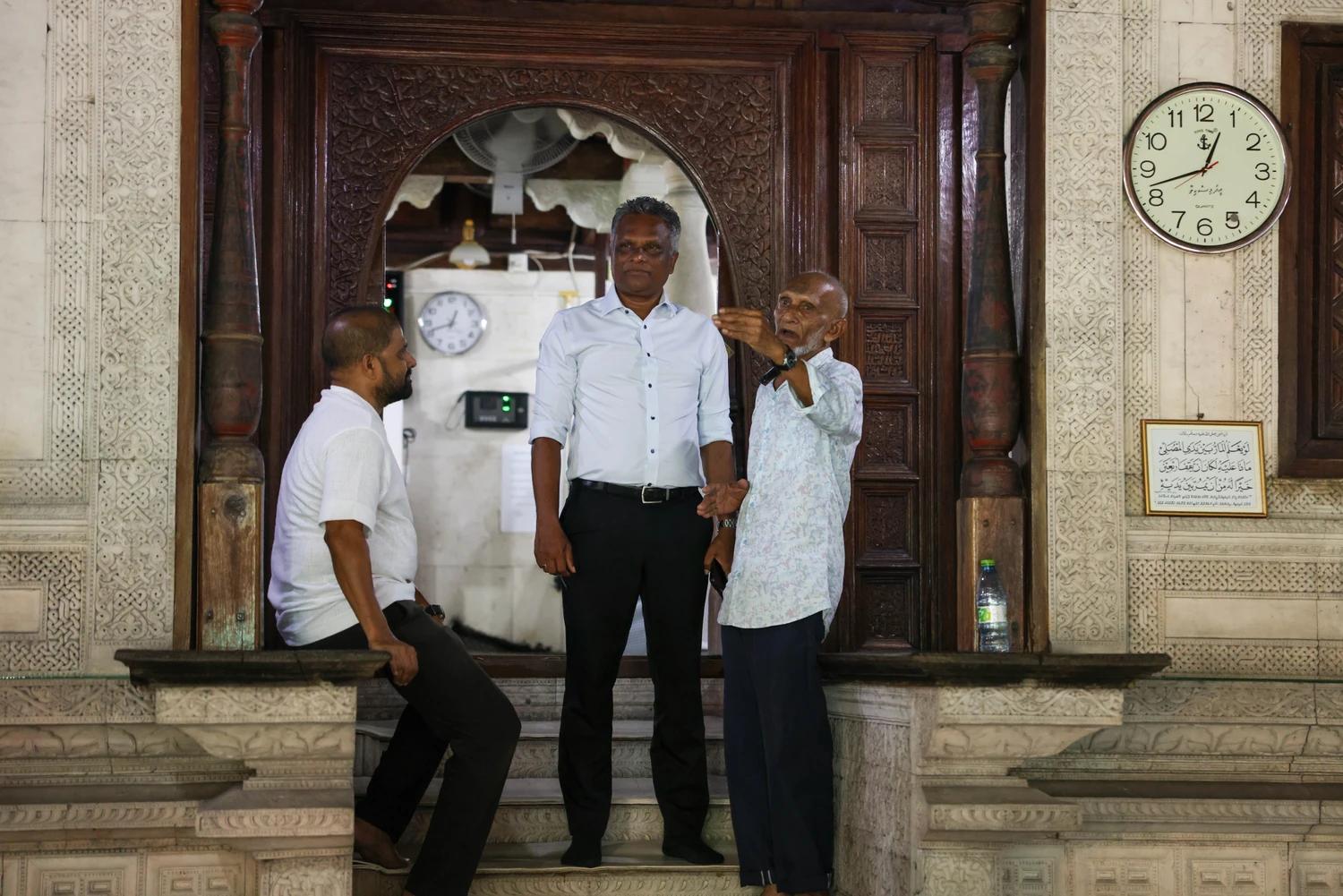 އީދު މިސްކިތުގެ ޙާލަތު މޭޔަރ އާދަމް ޢާޒިމް ބައްލަވައިލައްވައިފި