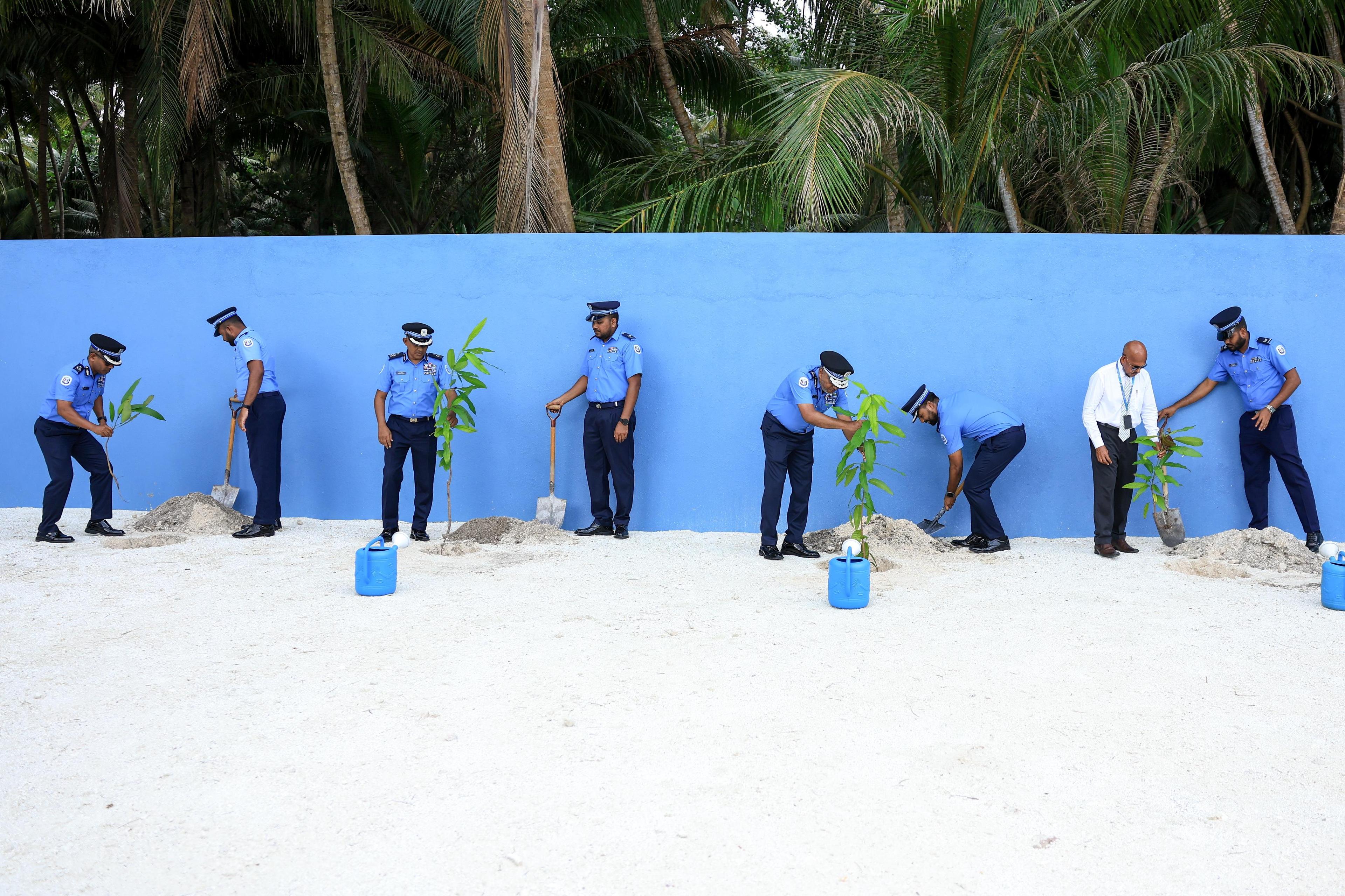 ފިނޭ ޕޮލިސް ސްޓޭޝަންގައި ގަސް އިންދުމުގެ ހަރަކާތެއް ކުރިއަށް ގެންގޮސްފި