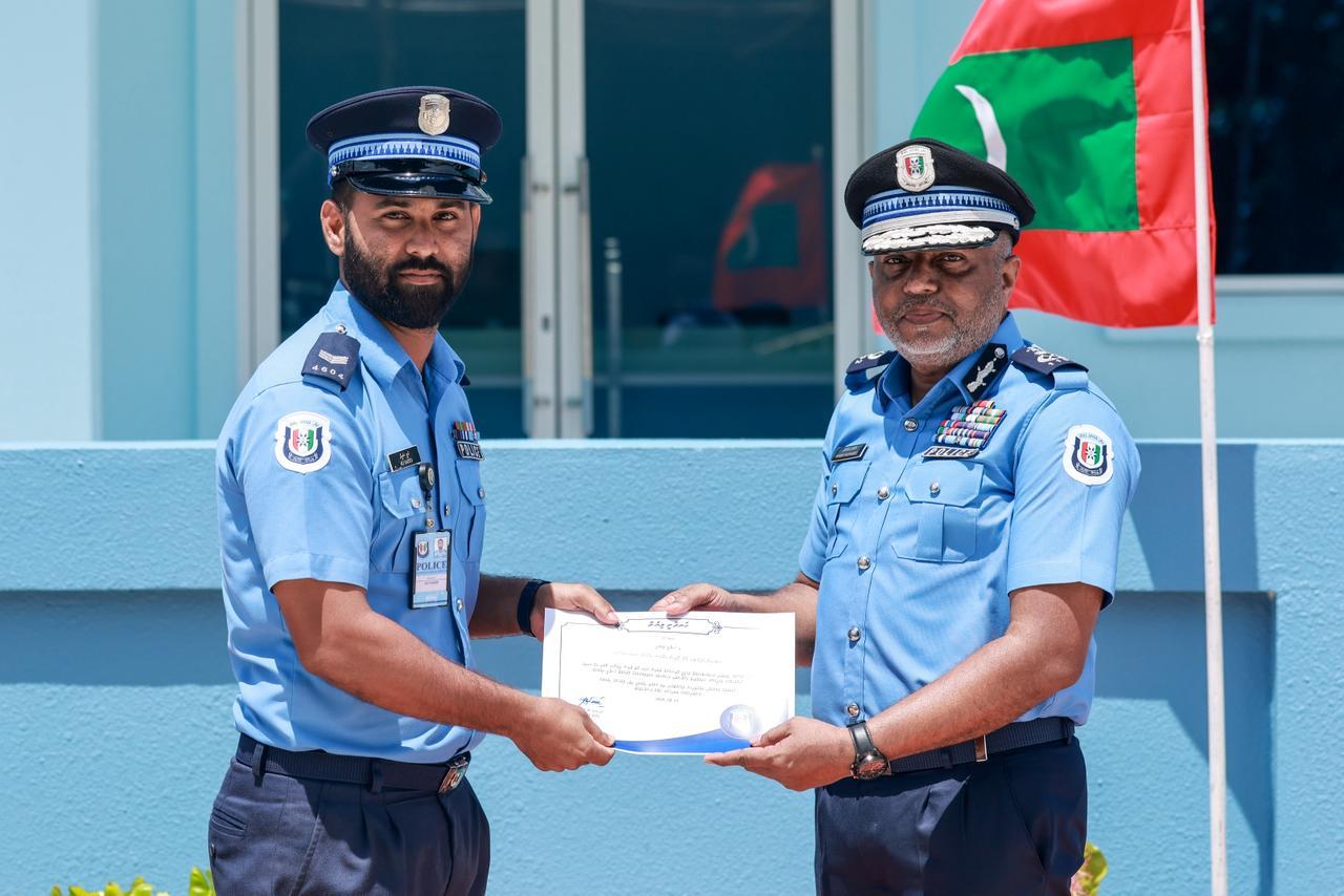 އަޕަރ ނޯތު ޕޮލިސް ރީޖަންގެ ފުލުހުންގެ އަގުވަޒަންކޮށް ޝަރަފުގެ ނިޝާނާއި ހަނދާނީ ލިޔުން ދީފި