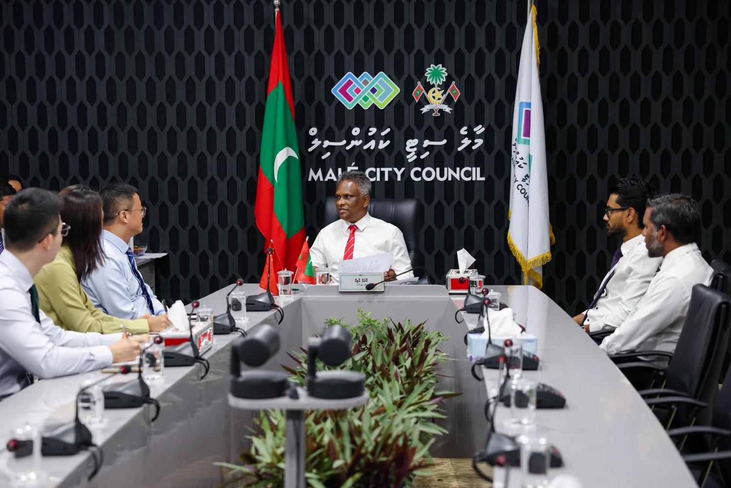 މާލެ ސިޓީގެ ތަރައްޤީއަށް ޗައިނާގެ އެހީތެރިކަން ހޯދުމަށް މޭޔަރ ޢާޒިމް، ސަފީރާއި ބައްދަލުކުރައްވައިފި