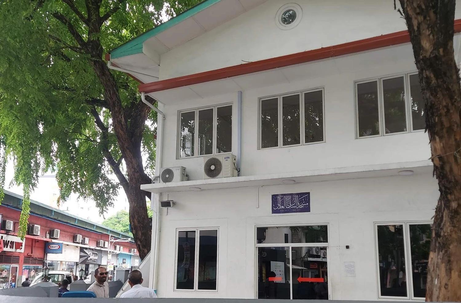 މަސްޖިދުލް ސުލްޠާނުލް ޢާދިލްގެ ސައުންޑް ކޭބަލް ވަގަށް ނަގައިފި: ފަތިސް ނަމާދު ކުރީ މައިކާ ނުލައި!