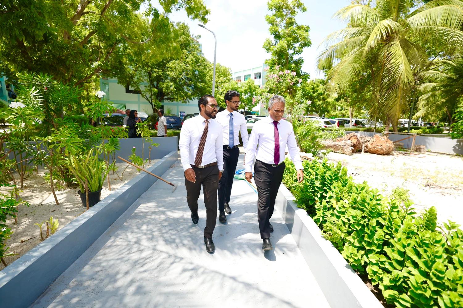 ގުއްބު މިސްކިތުގައި ކުރަމުން އަންނަ މަސައްކަތްތައް މޭޔަރާއި ކައުންސިލަރު ބައްލަވައިލައްވައިފި