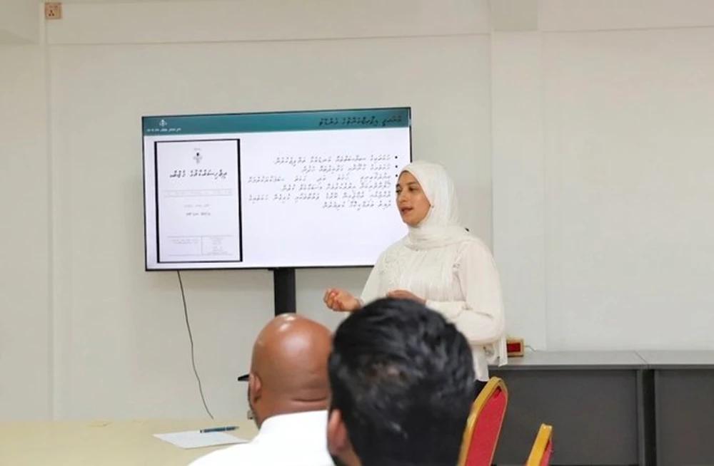 ކުޑަހުވަދޫގައި ސަރުކާރު މުވައްޒަފުންނަށް "މަގޭ ސޯލާ" އާއި "ހަކަތަރި" ޕްރޮގްރާމުގެ ހޭލުންތެރިކުރުމުގެ ސެޝަނެއް!