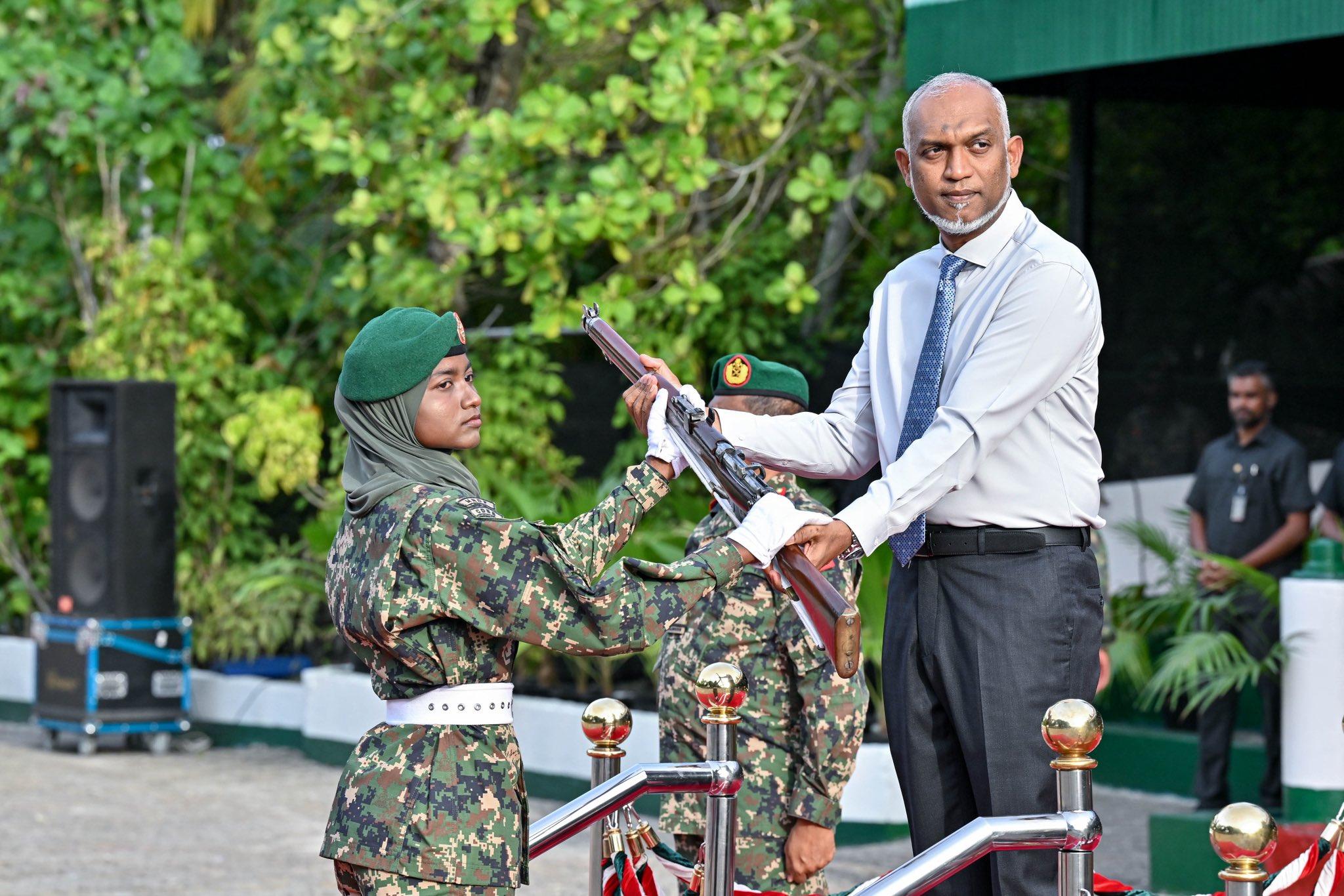 ސިފައިންގެ އަސާސީ ތަމްރީނު ފުރިހަމަކުރި ދަރިވަރުންނަށް ރައީސް ބަޑި ހަވާލުކޮށްދެއްވައިފި