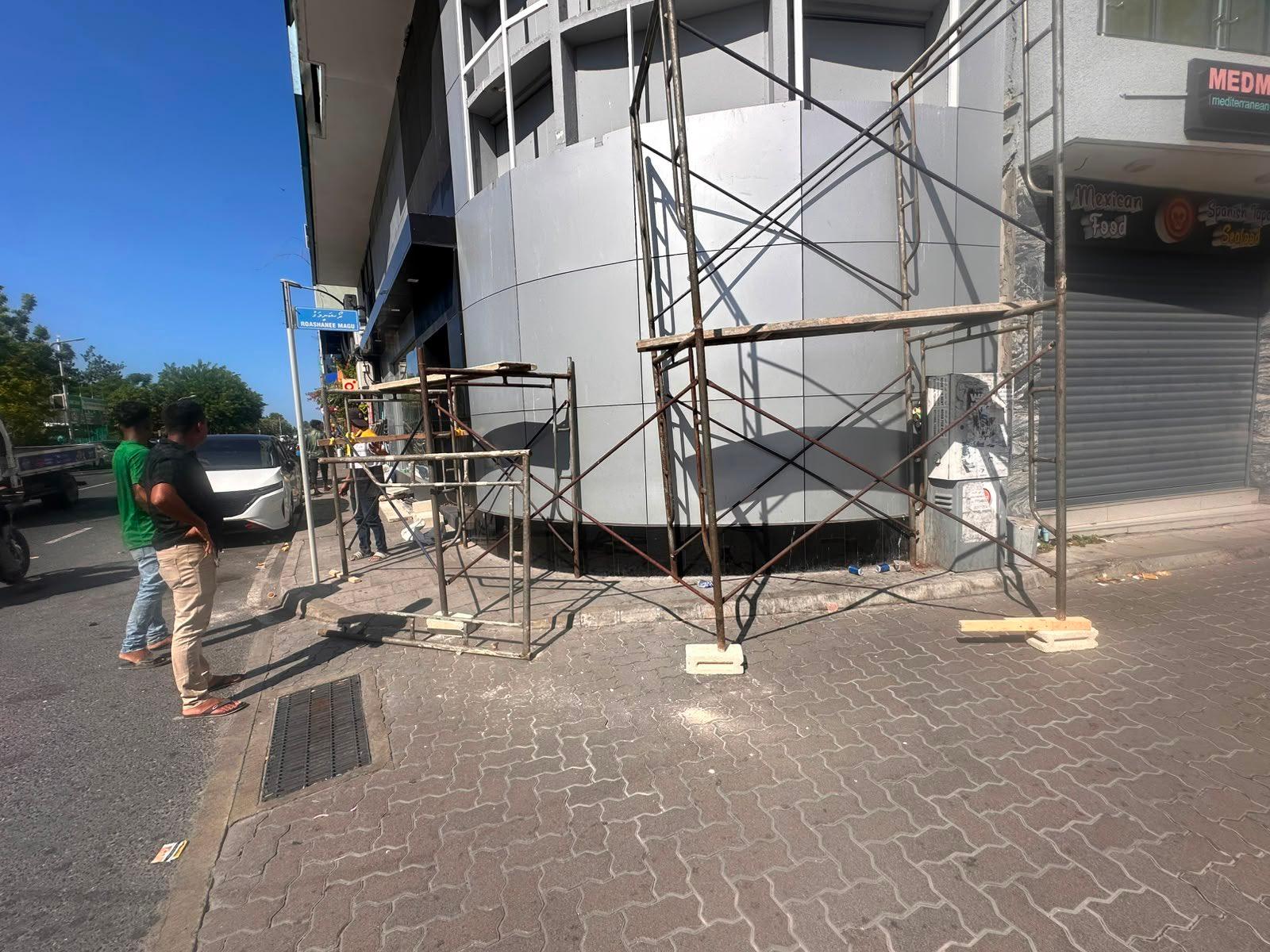 ހުއްދަ ނުހޯދާ މަސައްކަތްކުރި ބަޔަކު ޖޫރިމަނާކޮށްފި