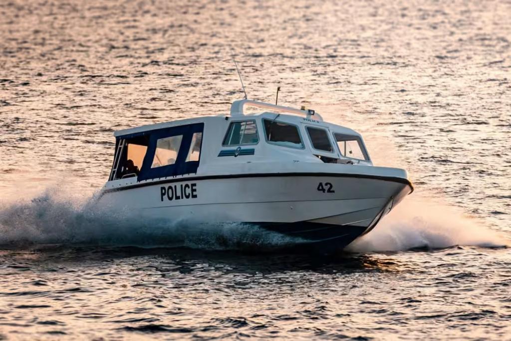 ކަނޑުމަތިން އޮޔާދިޔަ ޗައިނާގެ ފަތުރުވެރިއަކު ފުލުހުންގެ ލޯންޗަކަށް ފެނިގެން ސަލާމަތްކޮށްފި