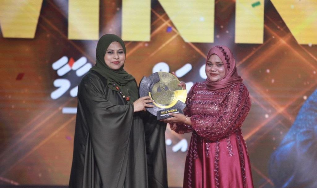 ޝަހާމާގެ ކާމިޔާބީ: ފުރޮޅުލީ ގޮނޑިއެއްގައި އިންނަން ޖެހުނަސް ހަމަބިމަށް ތިރިނުވި އަޒުމާއި ހިތްވަރުގެ ފޮނި ނަތީޖާ!