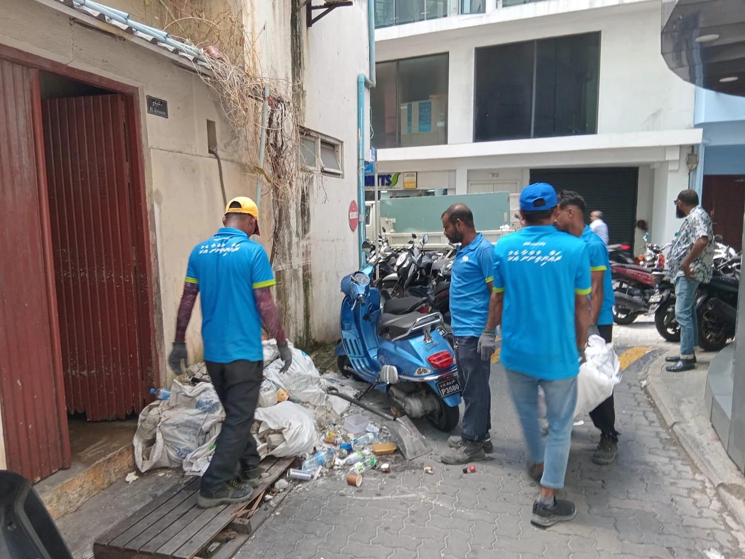 މާލޭގެ މަގުތަކަށް ނެރެފައި ހުރި ގާކުނޑި ނަގައި ސާފުކުރުމުގެ މަސައްކަތް ސިޓީ ކައުންސިލުން ފަށައިފި