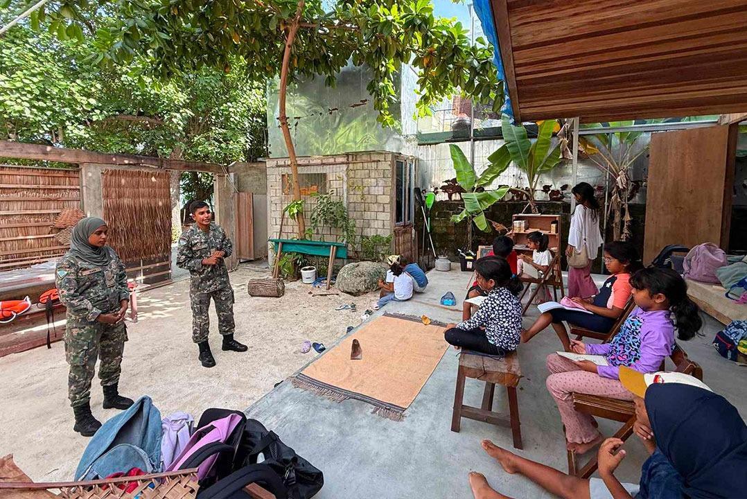 މޫދު ނޭޗާ ސްކޫލުގެ ދަރިވަރުންނަށް ކޯސްޓްގާޑުން ސޭފްޓީއާ ގުޅޭ ސެޝަނެއް ކުރިއަށް ގެންގޮސްފި