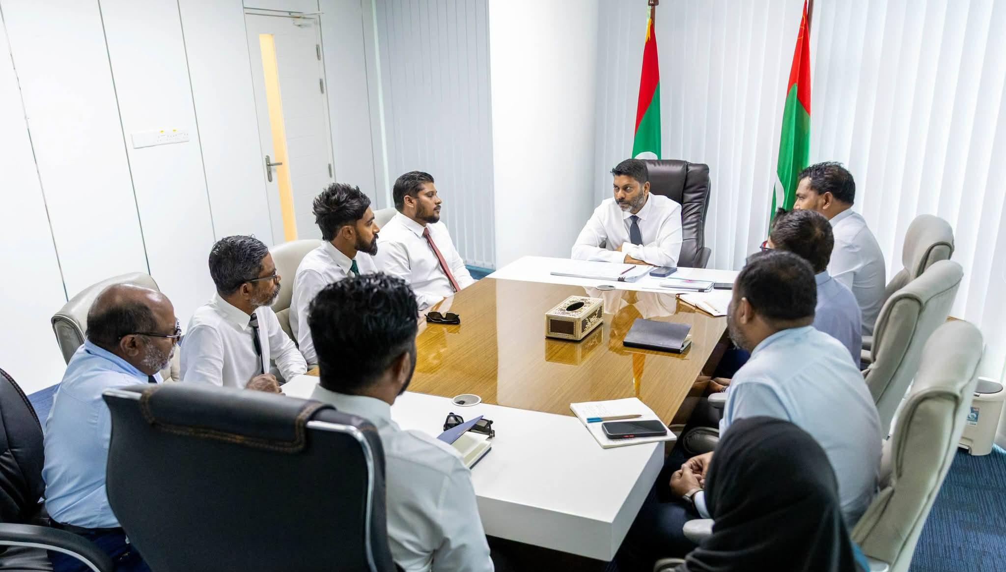 Minister Rafiu Meets Kinbidhoo Council to Discuss Sports Projects