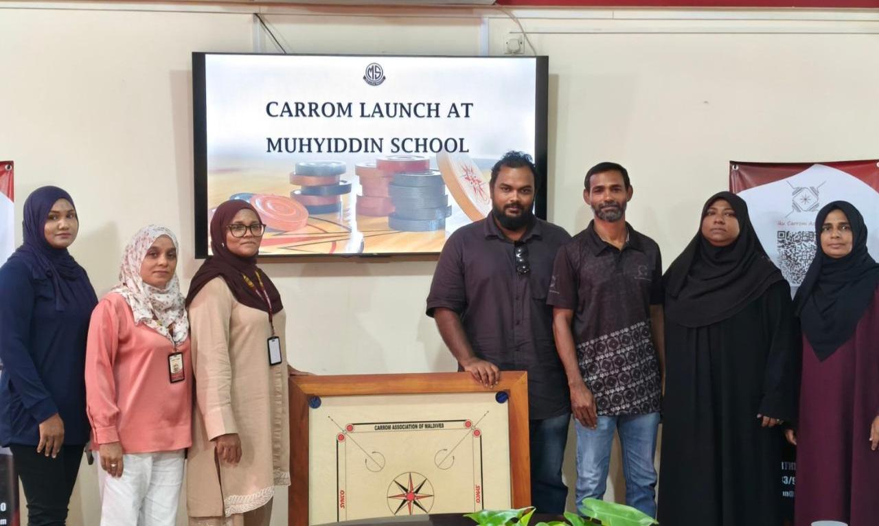 ކެރަމް އެސޯސިއޭޝަންގެ ފަރާތުން މުހްޔިއްދީން ސްކޫލަށް ކެރަމް ބޯޑުތަކެއް ހަދިޔާކޮށްފި