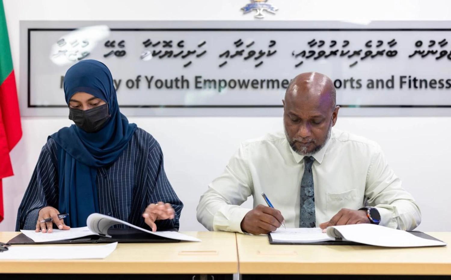 ކެޔޮދޫ ފުޓްބޯޅަދަނޑުގެ ލައިޓިން ސިސްޓަމް ގާއިމުކުރުމުގެ މަސައްކަތުގެ އެއްބަސްވުމުގައި ސޮއިކޮށްފި