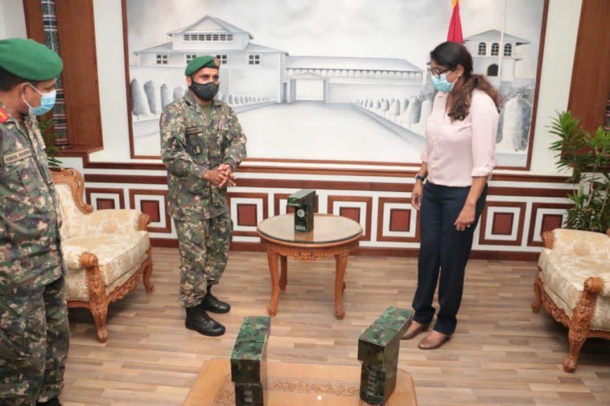 ސިފައިންގެ އޮފިސަރަކު ސެނިޓައިޒަރ މެޝިނެއް އުފައްދައިފި 