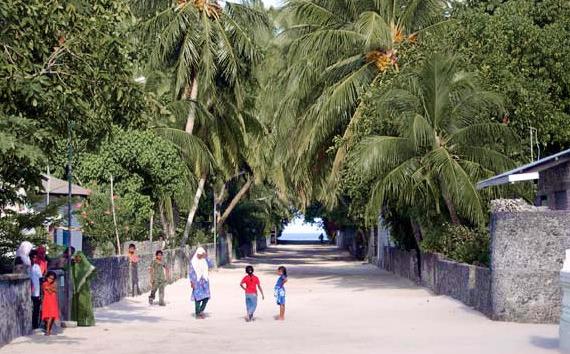 ދުނިޔެ ހިނގަނީ އެއްވަތުދަށުން އަނެއްވަތު މަތިންނެވެ.