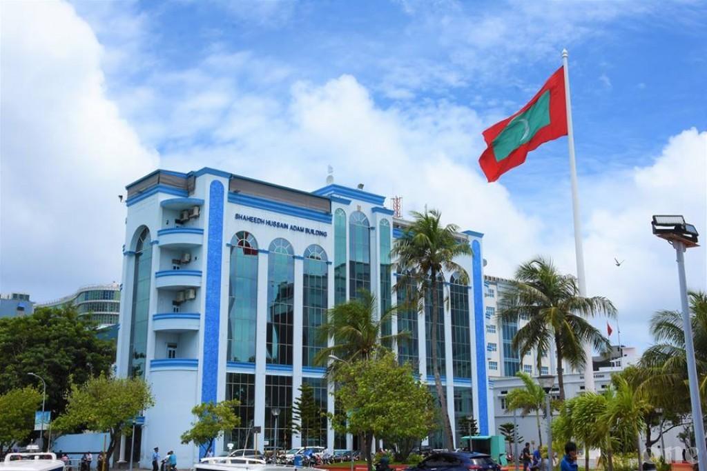 ބިއުޓީ ސެލޫނެއްގެ ތެރޭގައި ޖިންސީ އަމަލު ހިންގަން ތިބި ބަޔަކު ހައްޔަރުކޮށްފި 