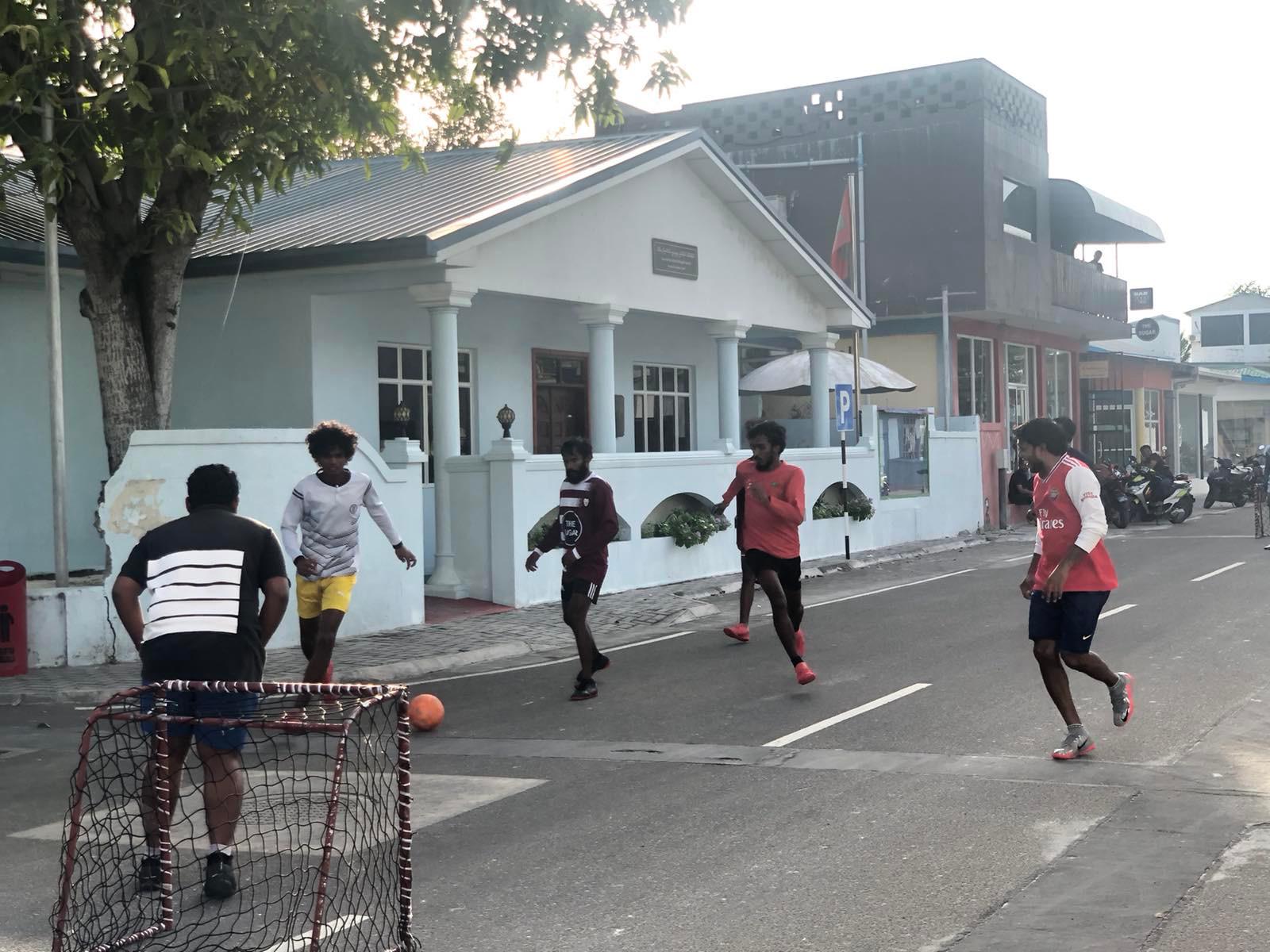 ވިލިނގިލީ ޒުވާނުން ކައުންސިލް ކުރިމަތީ ފުޓްބޯޅަ ކުޅެން ފަށައިފި