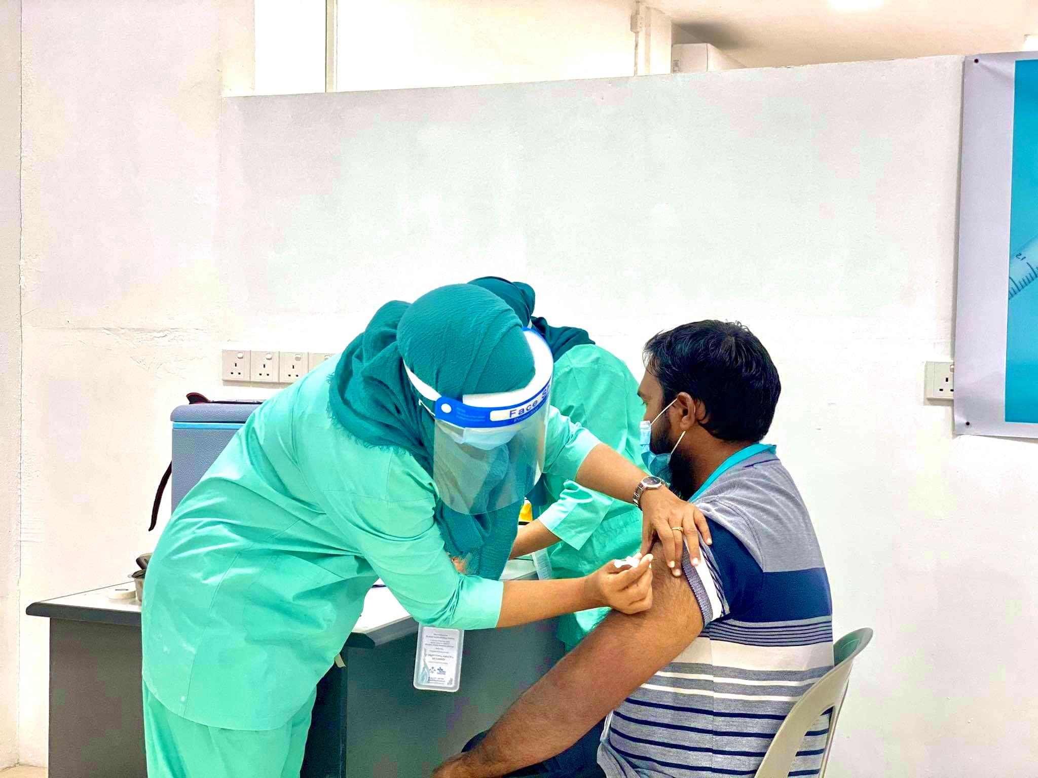 ހުވަދުއަތޮޅުން އެންމެ ފުރަތަމަ ކޮވިޑް ވެކްސިން ދިން މީހަކަށް ޑރ.އާޒިމް