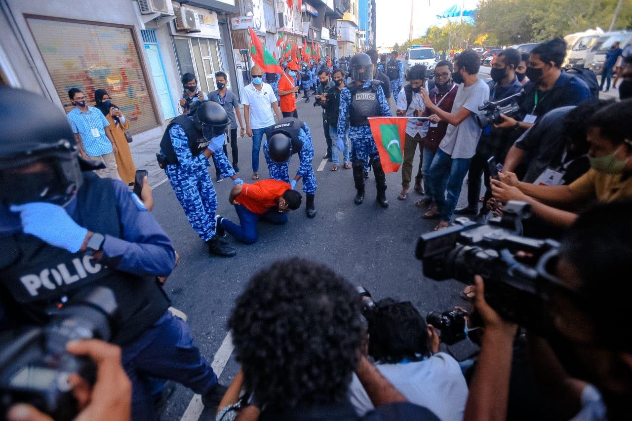 އިންޒާރަށް ބެލުމެއްނެތި އިދިކޮޅުން މުޒާހަރާއަށް!
