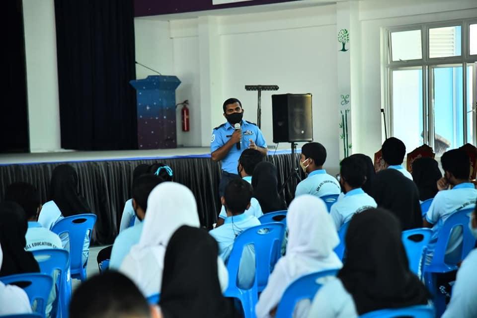 މައުލޫމާތު ދިނުމުގެ ޕްރޮގްރާމެއް ގދ. އަތޮޅު ތައުލީމީ މަރުކަޒުގައި ފުލުހުން ކުރިއަށް ގެންގޮސްފި