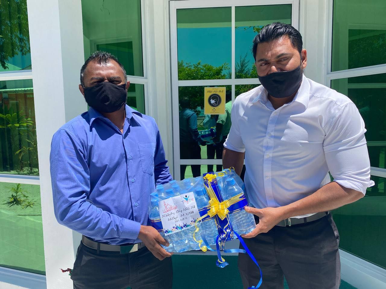 ޓޭޑް ޖަމިއްޔާއިން ތިނަދޫގެ މިސްކިތްތަކަށް ފެންކޭސް ހަދިޔާކޮށްފި