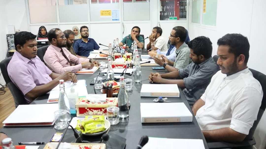 އަންހެން ނޫސްވެރިޔަކަށް ޖިންސީ ފުރައްސާރަކުރި ކަމުގެ ތުހުމަތު ކުރެވޭ މީޑިއާ ކައުންސިލް މެމްބަރު ސަސްޕެންޑްކޮށްފި