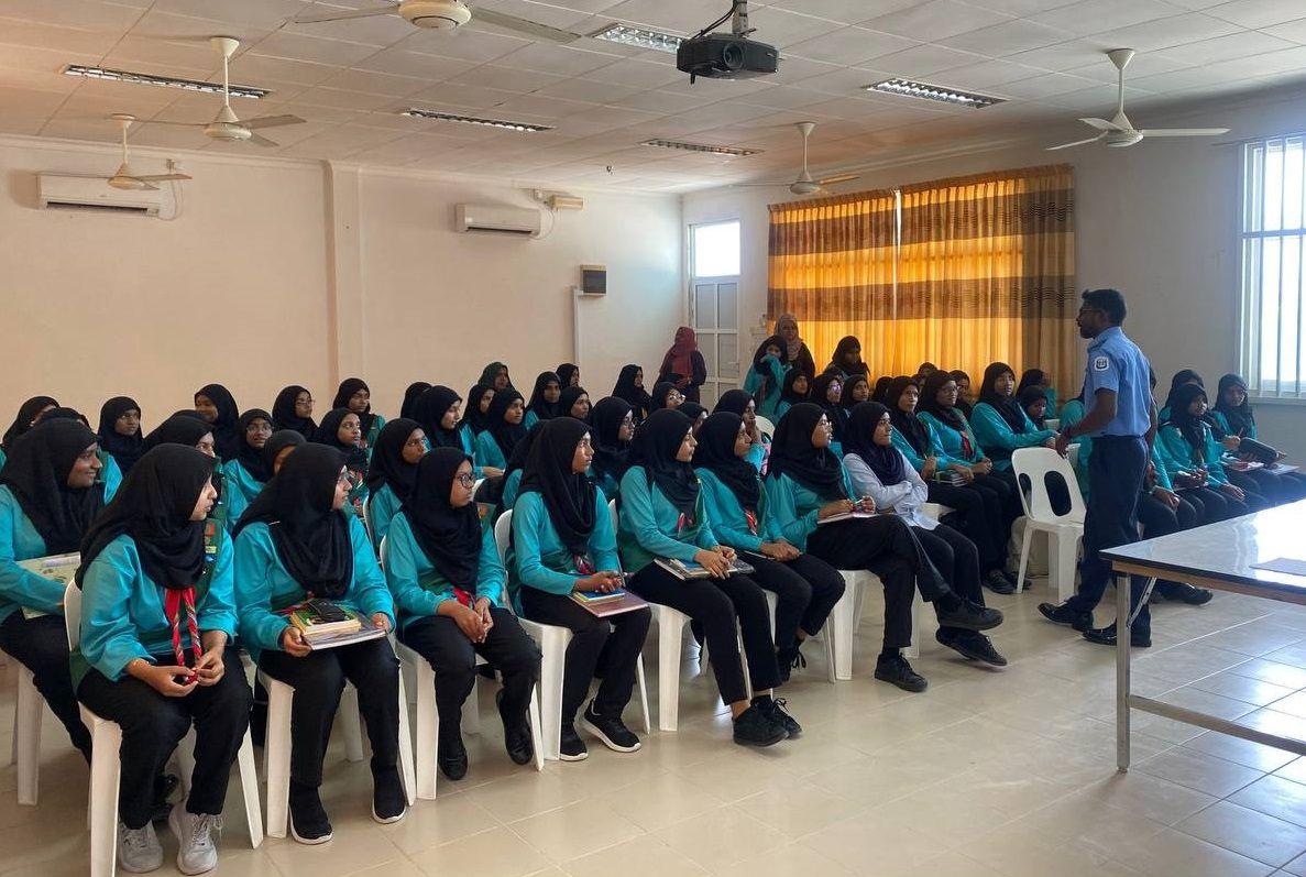 ގއ. އަތޮޅު ތައުލީމީ މަރުކަޒުގެ ގަރލްގައިޑް ދަރިވަރުން މަގުމަތީގެ ސަލާމަތާއި ރައްކާތެރިކަމަށް އަހުލުވެރި ކުރުމުގެ ސެޝަނެއް!