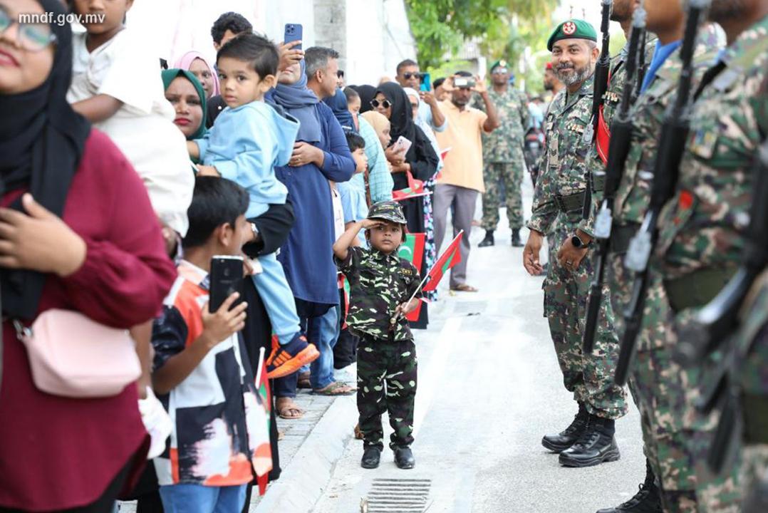 ސިފައިން މިއަދު ތިނަދޫގައި ބޭއްވި ޕެރޭޑްގައި މި ތުއްތު ކުއްޖާގެ ފޮޓޯއިން ކިޔައިދޭ ވާހަކަ