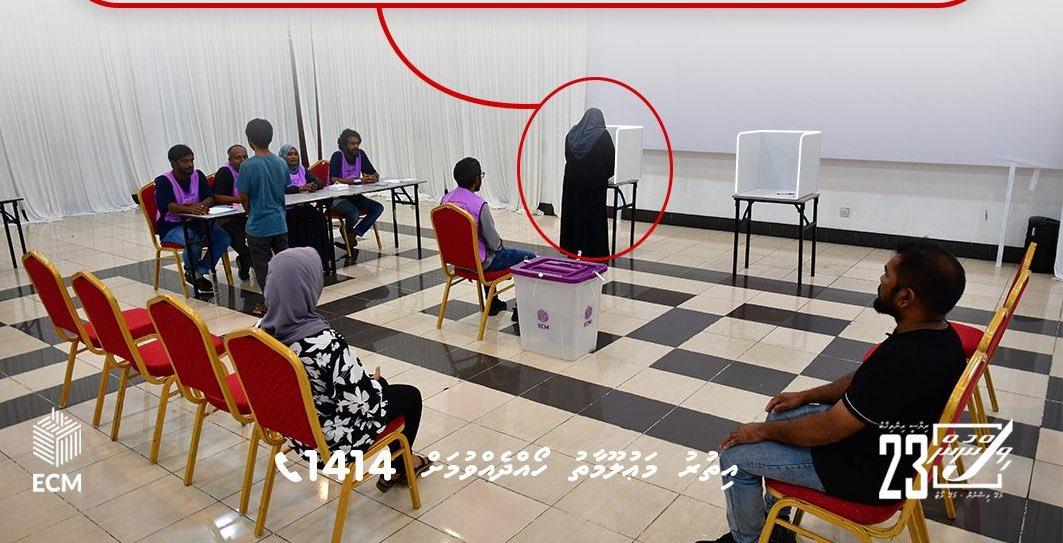 ރިޔާސީ އިންތިޚާބު 2023: ވޯޓިންގ ބޫތު ހުންނަން ޖެހޭނީ، ވޯޓުލާ މީހާ އޮފިޝަލުންނާއި އޮބްޒާވަރުންނަށް ފުރަގަހުން ފެންނަ ގޮތަށް