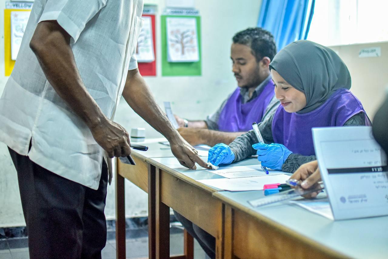 މެދު އިނގިލީގެ ބަދަލުގައި ފާހަގަ ޖަހާނީ ކަށި އިނގިލީގައި