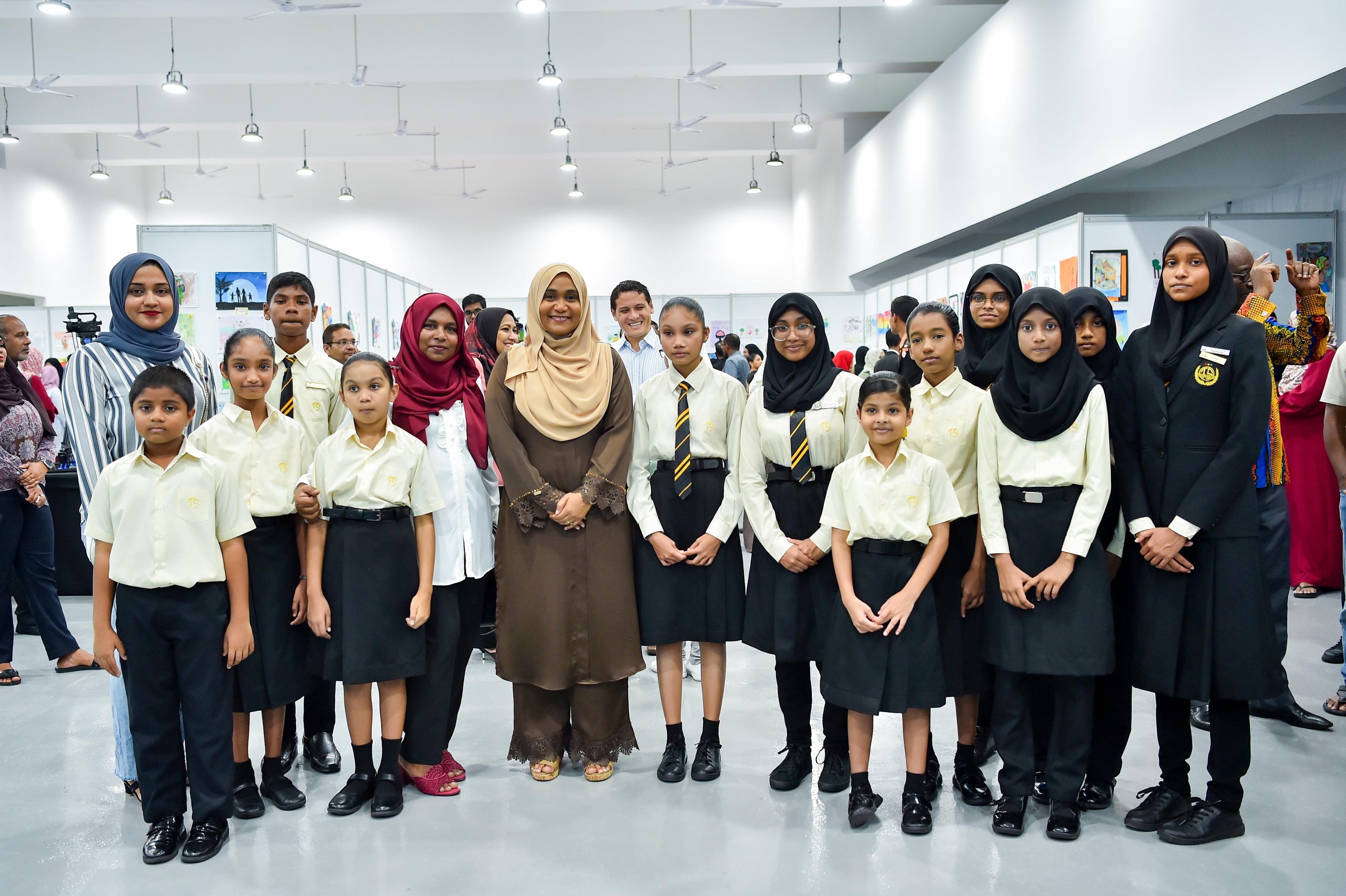 ރައީސްގެ އަނބިކަނބަލުން، ވަރލްޑް ޗިލްޑްރެންސް ޑޭ- އާޓް އެގްޒިބިޝަން ހުޅުވައިދެއްވައިފި