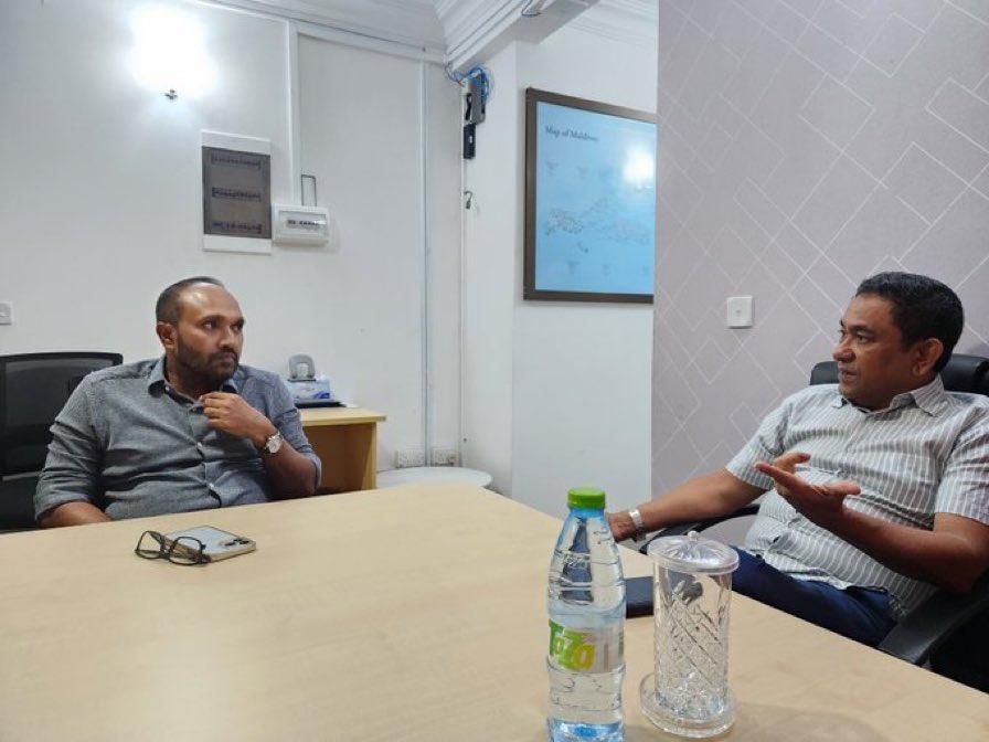 މެމްބަރޝިޕް ފޯމު ފުރުމުގެ ކަންތައް ކުރިއަށްދާއިރު، ރައީސް ޔާމީން ޕީއެންއެފްގެ އޮފީހުގައި