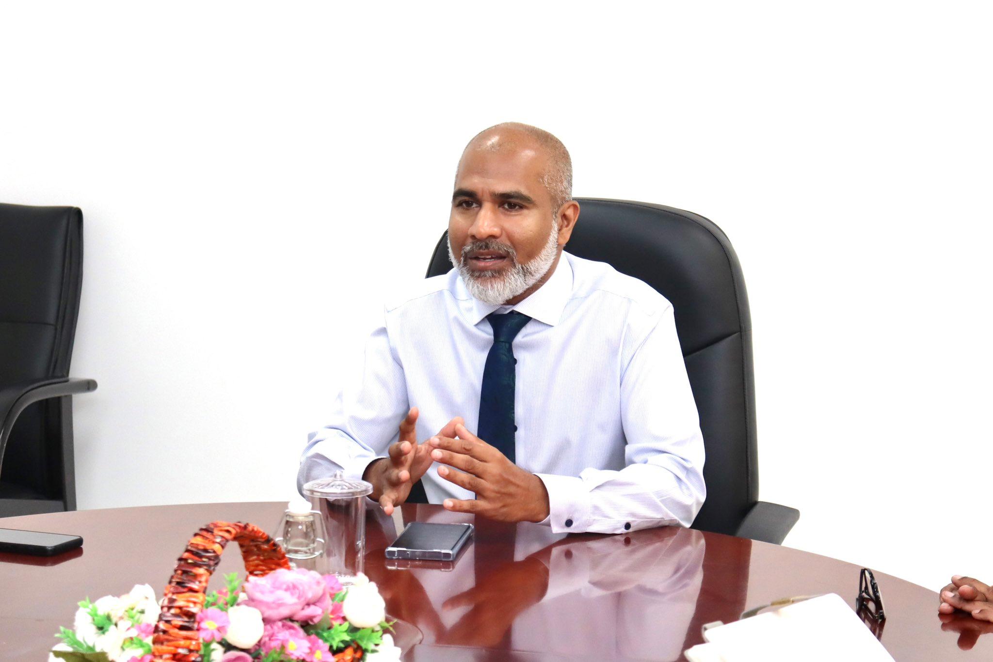 އެޑިއުކޭޝަން މިނިސްޓަރު މަޖިލީހަށް ހާޒިރުކުރަނީ