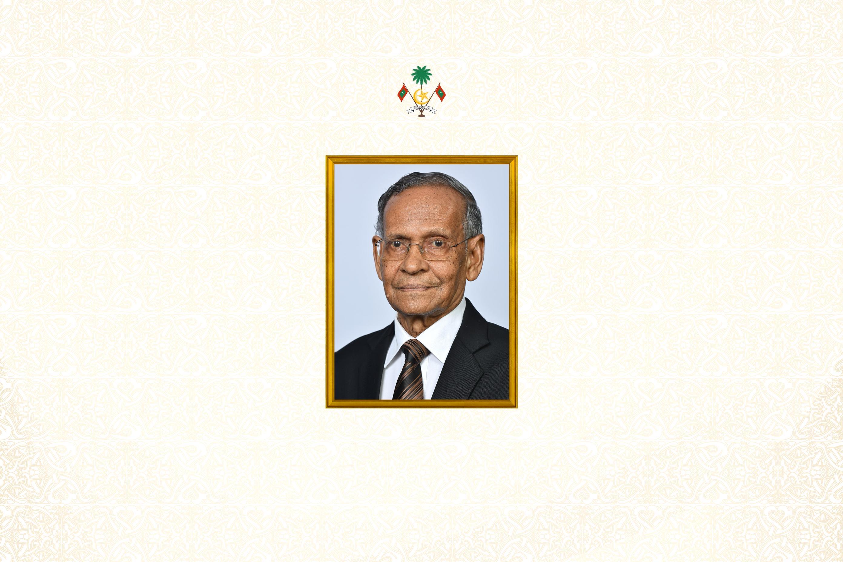 ތައުލީމަށް ޚިދުމަތް ކުރުމުގެ އެންމެ މަތިވެރި ޝަރަފު ޑރ މުޙައްމަދު ޒާހިރު ޙުސައިނަށް އަރުވަނީ