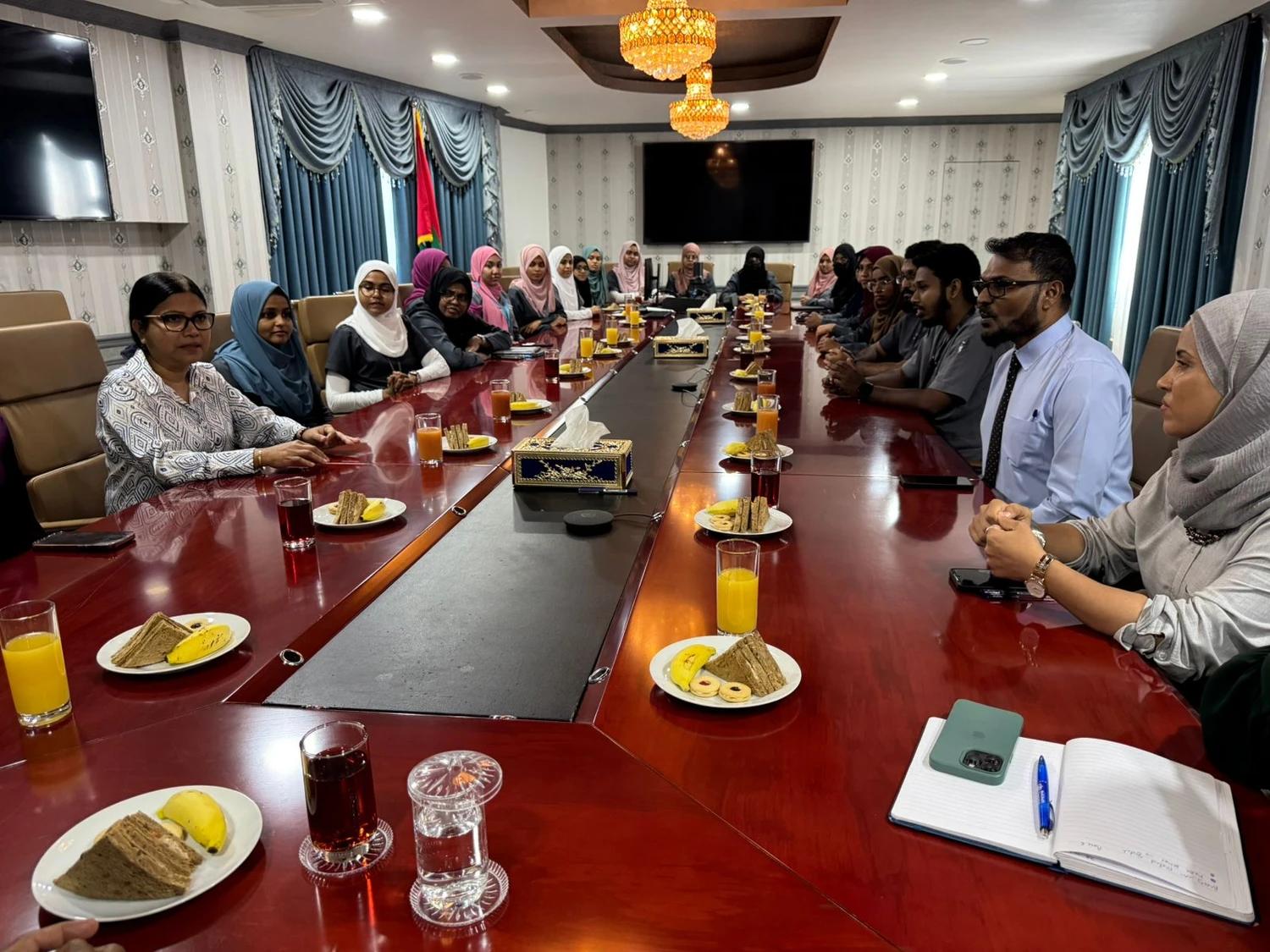 ރާއްޖެއިން ދަސްވެނިވި ފުރަތަމަ ޑޮކްޓަރުންނާއި މިނިސްޓަރު ނާޒިމް ބައްދަލުކުރައްވައިފި