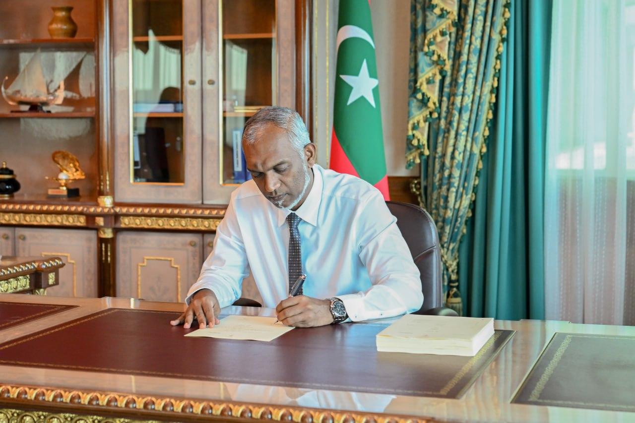 ޕާޓީ ބަދަލުކޮށްފި ނަމަ މެންބަރުކަން ގެއްލޭ ބިލު ރައީސް ތަސްދީޤު ކުރައްވައިފި