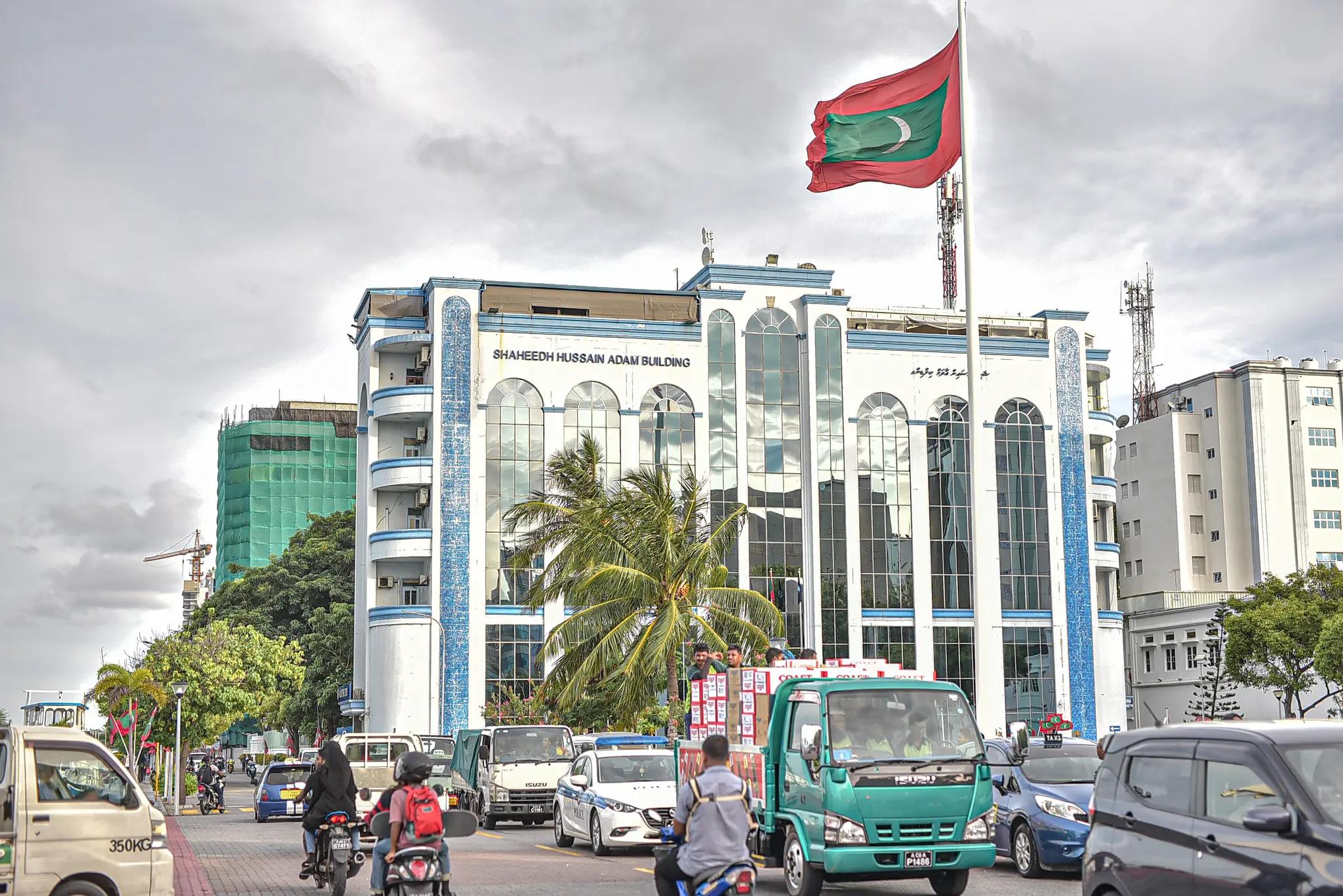 މަސްތުވާތަކެތީގެ އޮޕަރޭޝަނެއްގައި ތިން މީހުން ހައްޔަރުކޮށްފި