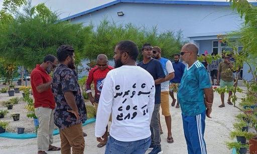 ފައިސާ ނުލިބޭތީ އައްޑޫ މަސްވެރިން މުޒާހަރާ ކުރަނީ