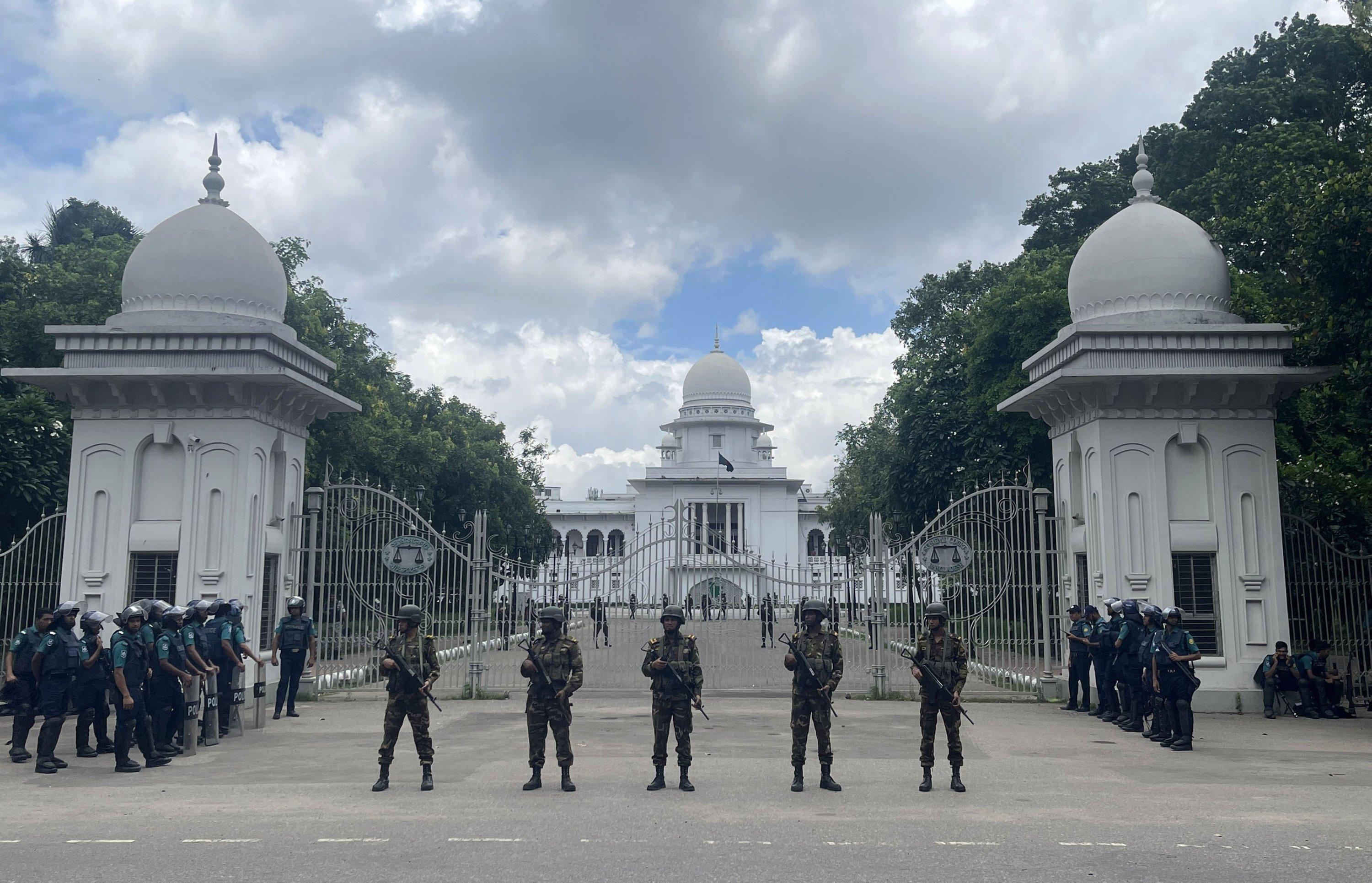 ބަންގާޅު ހަމަނުޖެހުން: މުޒާހަރާތައް ފަށަން މެދުވެރިވި ވަޒީފާގެ ކޯޓާގެ ނިޒާމަށް އެގައުމުގެ ސުޕްރީމު ކޯޓުން ބަދަލުގެނެސްފި