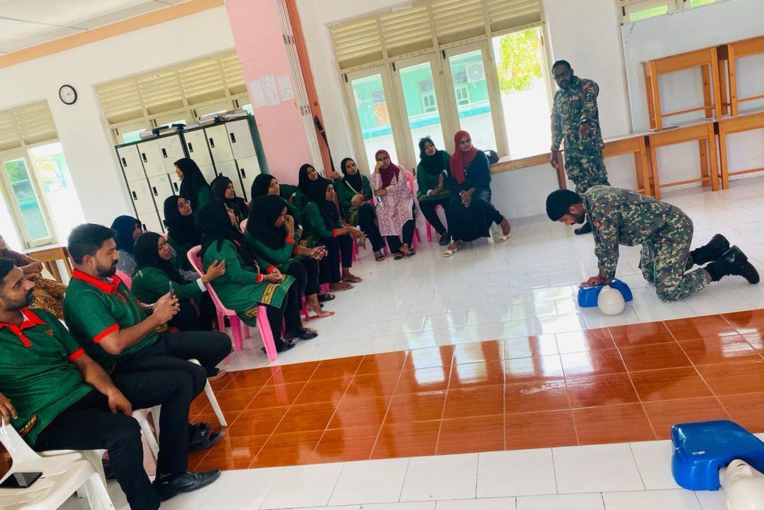 ސިފައިން ލ.މާމެންދޫ ސްކޫލުގެ މުދައްރިސުންނަށް ފަސްޓް އެއިޑް ސެޝަނެއް ކުރިޔަށް ގެންގޮސްފި