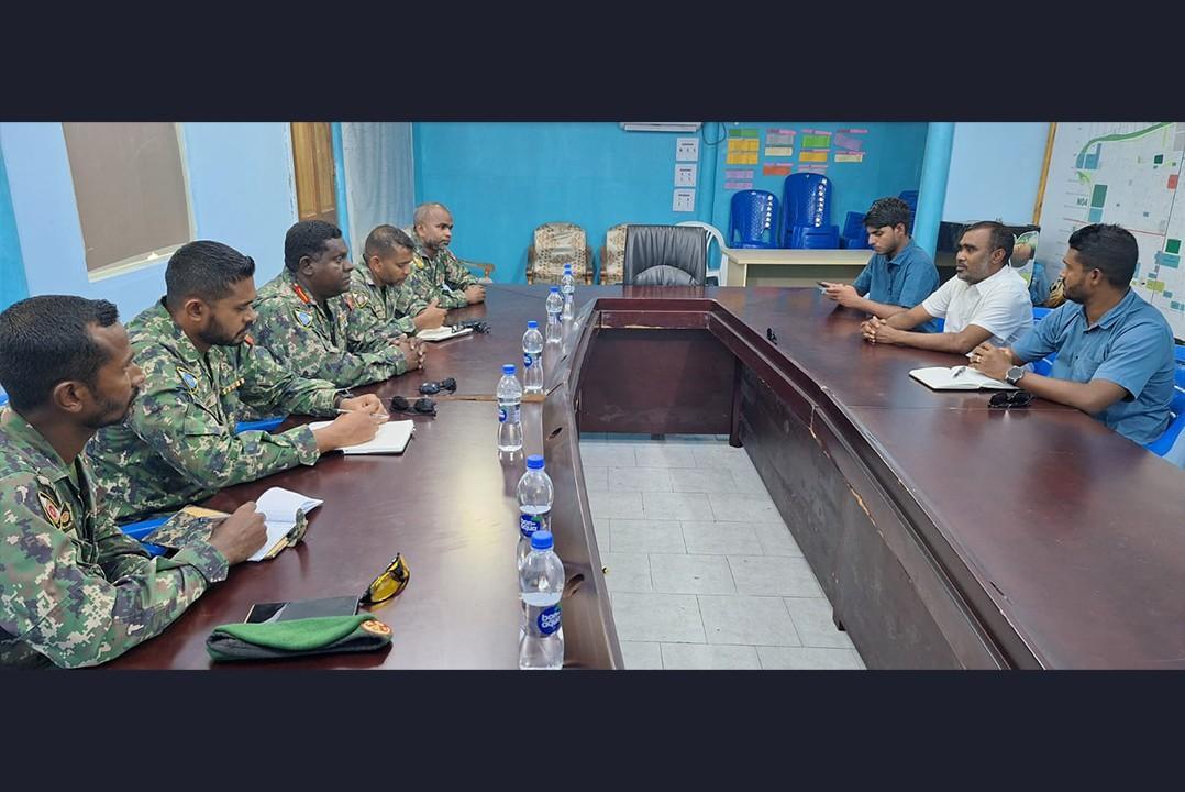 އެމްއެންޑީއެފް ސަދަން އޭރިއާ ކޮމާންޑުގެ ކޮމާންޑަރ، ތިނަދޫ ސިޓީ، ޕޮލިސް ސްޓޭޝަނުގެ އިސްވެރިންނާ ބައްދަލުކުރައްވައިފި