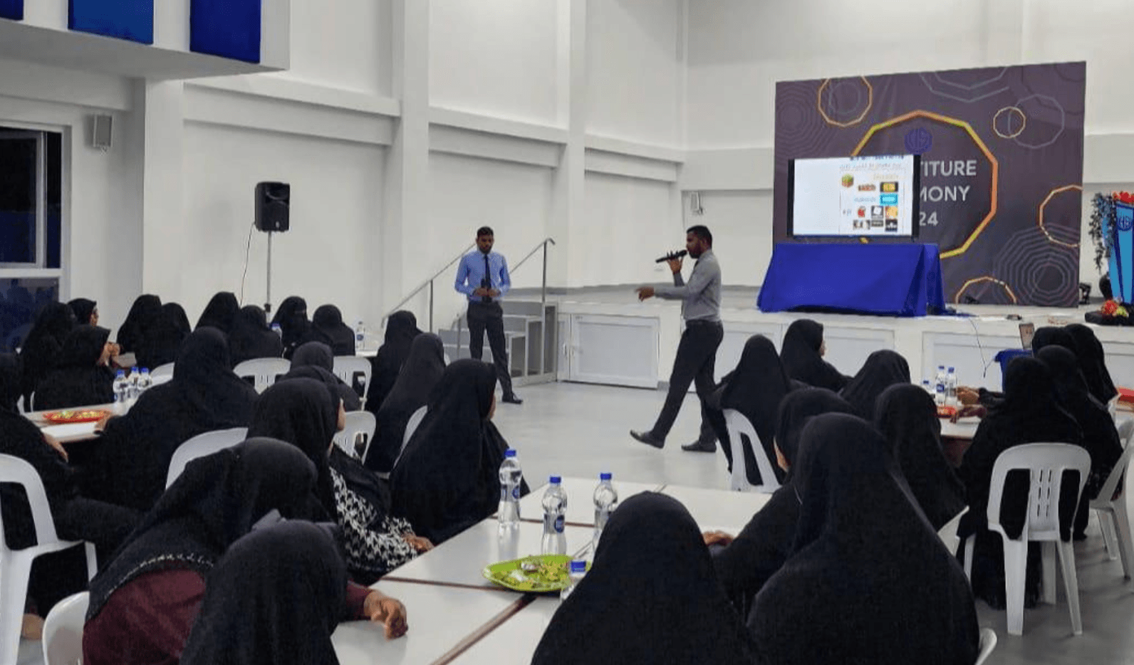 ހެނބަދޫ ސްކޫލު ބެލެނިވެރިންނަށް ޑިޖިޓަލް ޕޭރެންޓިންގ ސެޝަނެއް ކުރިއަށް ގެންގޮސްފި