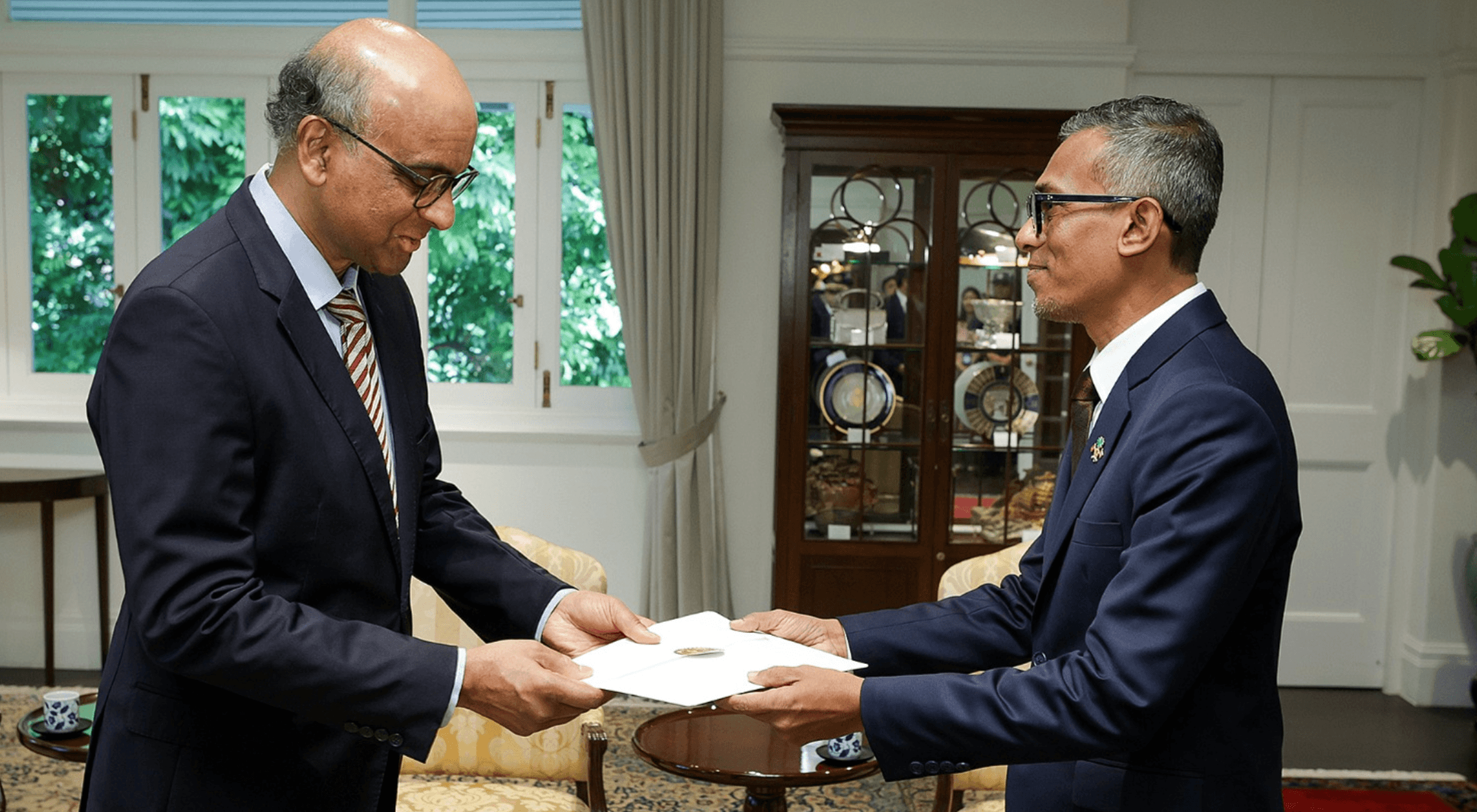 ރާއްޖެއިން ސިންގަޕޫރަށް ކަނޑައަޅުއްވި ސަފީރު އެމަނިކުފާނުގެ ސަފީރުކަމުގެ ފަތްކޮޅު ސިންގަޕޫރުގެ ރައީސަށް އަރުވައިފި
