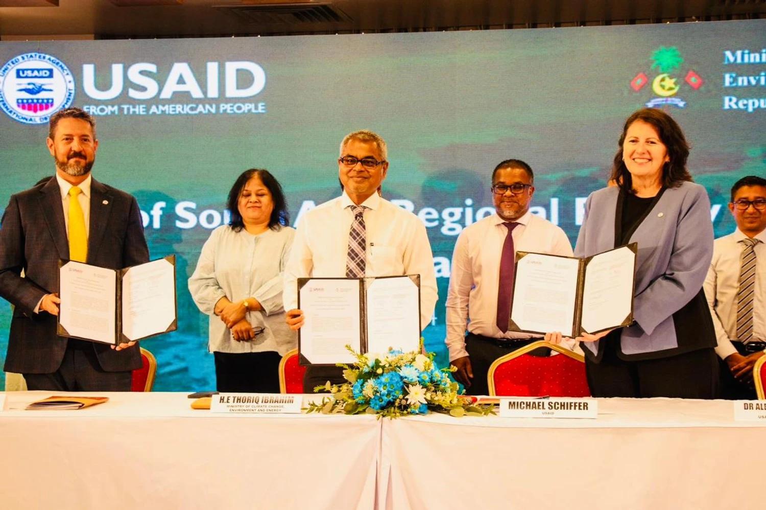 އެމެރިކާގެ އެހީގައި ދިވެހިރާއްޖޭގައި ހަކަތައިގެ މަޝްރޫޢެއް ފެށުމަށް އެމް.އޯ.ޔޫ އެއްގައިސޮއިކޮށްފި